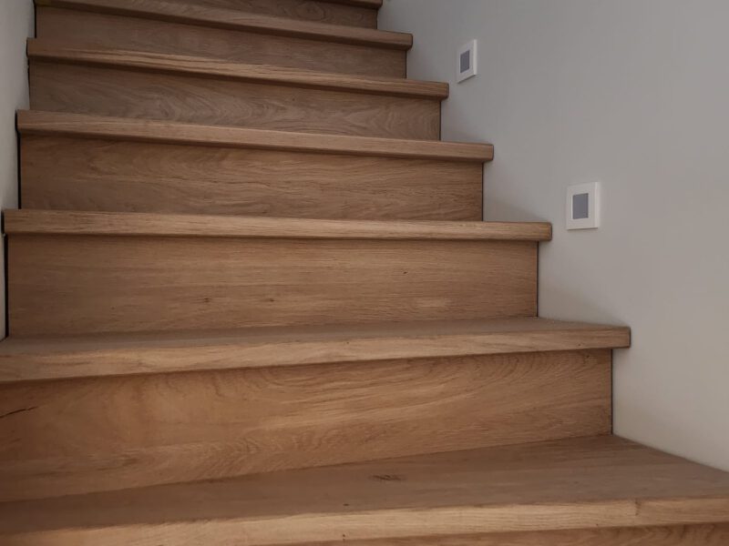 Eiken dichte trap zwarte leuninghouders