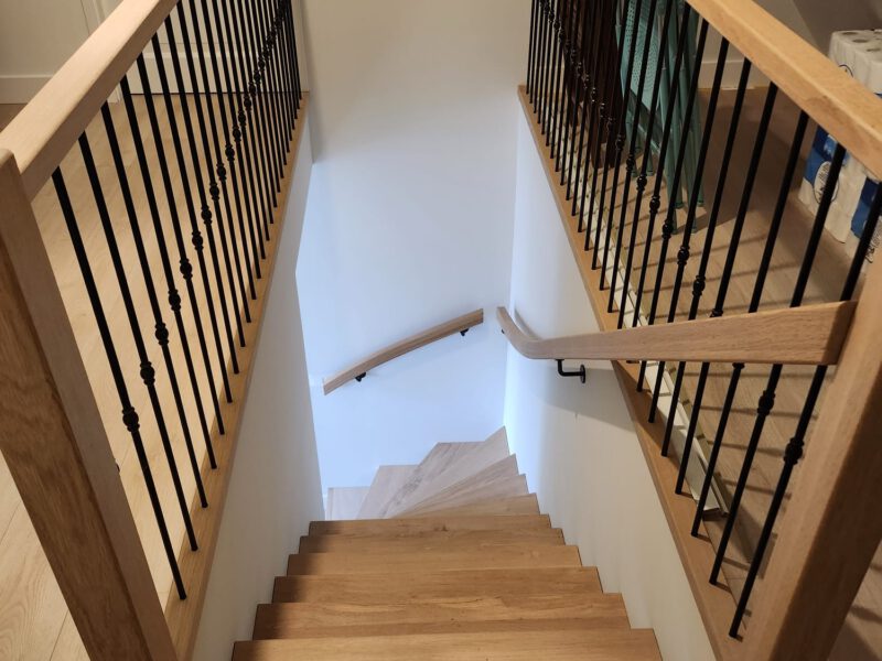 Eiken kwart trap landelijk ijzeren spijlen houten leuning zwart