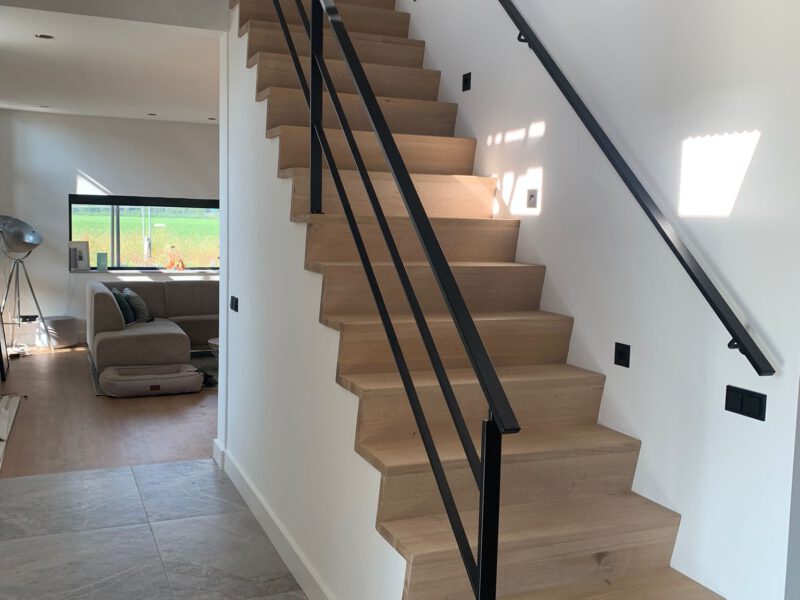 Rechte steektrap eiken staal stalen hekwerk zwart dicht modern (2)